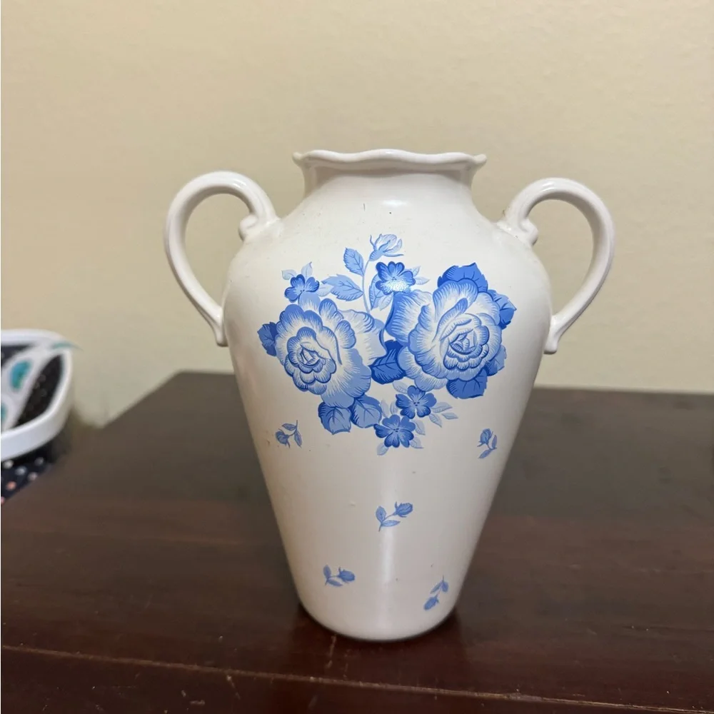 Crowning Touch Cream Color Two Handle Vase Somerset Garden Blue Flower Japan